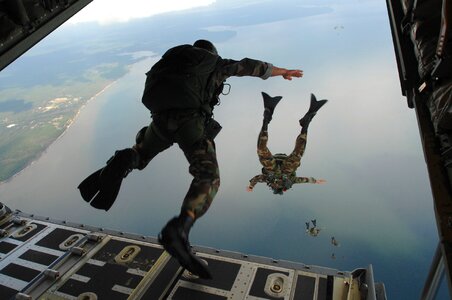 Frogmen marines parachutist