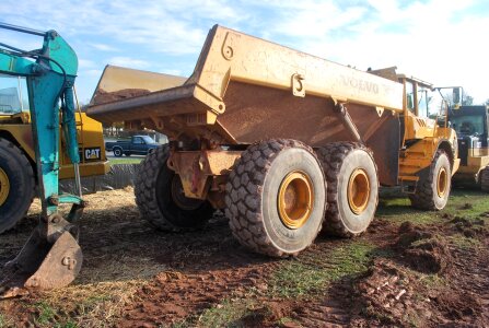 Machinery vehicle lifting