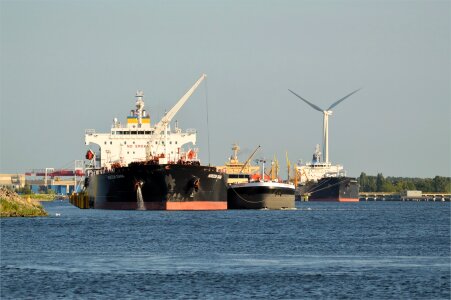 Port goods transportation