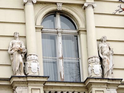 Sculpture balcony column