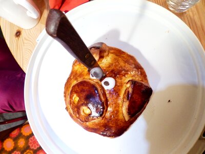 Knife lucky pig pastries