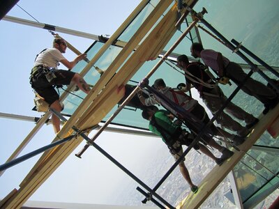 Structure mounting glass panel