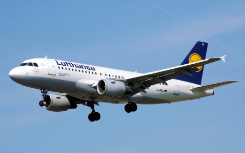 Lufthansa Airbus A319-100 takes off photo