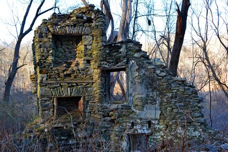 Ruins of a cottage in Creek State Park