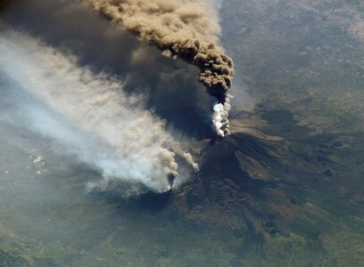 Smoke 2002 volcano photo