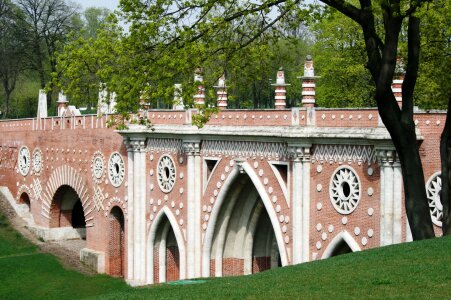 Tall red and white pillars photo