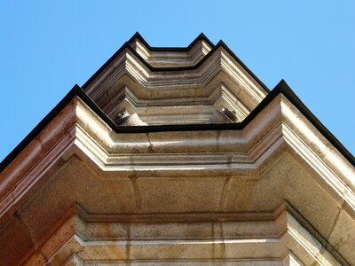 Upward facade house