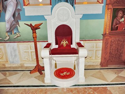 Pedestal religion chair photo