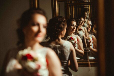 Bride mirror salon photo