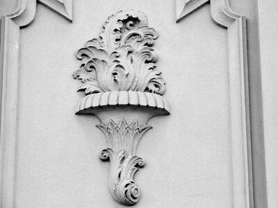 Arabesque black and white device