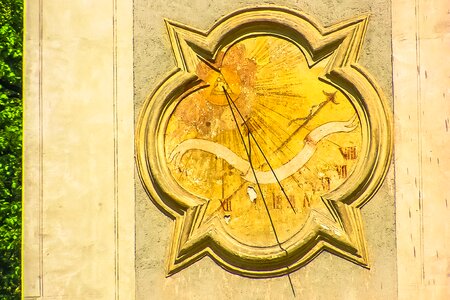 Hours church monument