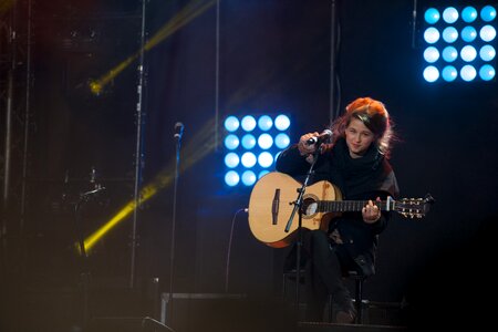 Sitting guitar selah