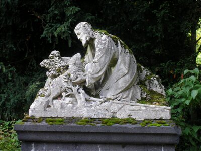 Silent grave sculpture photo