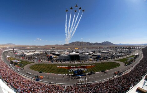 Racecourse aerobatics formation flight photo