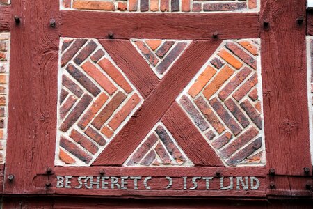 Pattern masonry house inscription