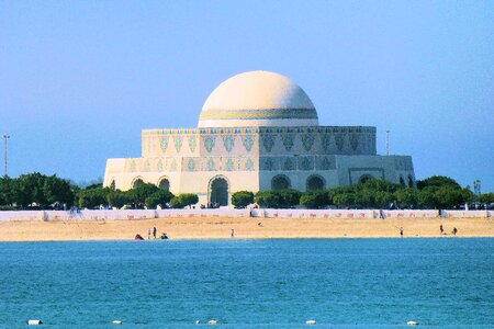 Opera house dubai sea
