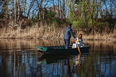 Groom bride gondola photo