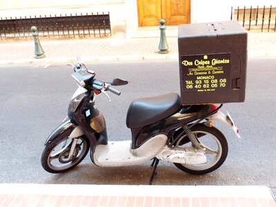 Delivery order moped photo