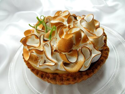 Cake fruit meringue