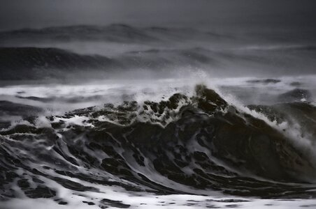 Water splashing dynamics