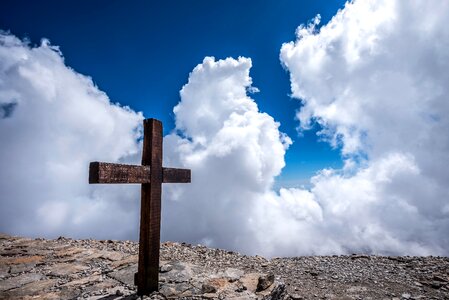 Cloud cross daylight