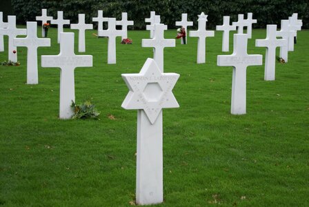 Commemorate second world war grave photo