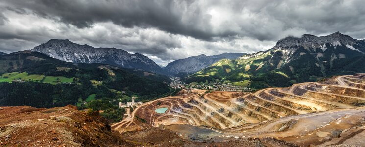 Open quarry mining