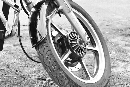 Black And White brake tire photo