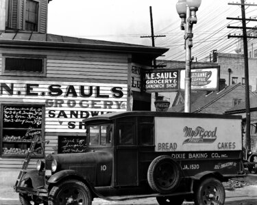 Neighborhood grocery in New Orleans, Louisiana photo