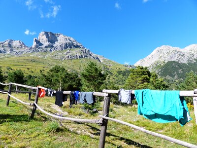 Hiking clothes fence bricchi neri photo