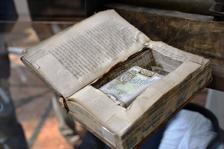 Cigarette smuggling with a book