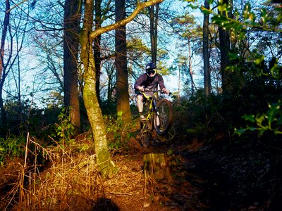 Man mountain bike tour singletrail