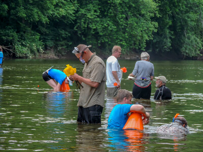 Students surveying freshwater mussels-1
