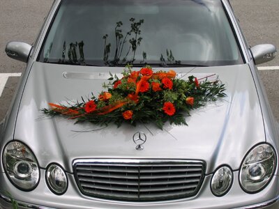 Wedding bridal car roses photo