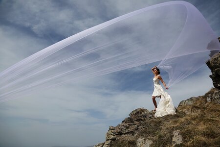 Wind veil wedding dress photo