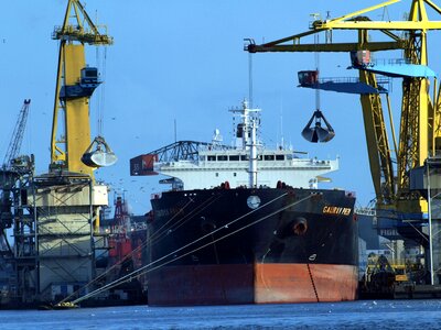 Harbour cranes frachtschiff freighter photo