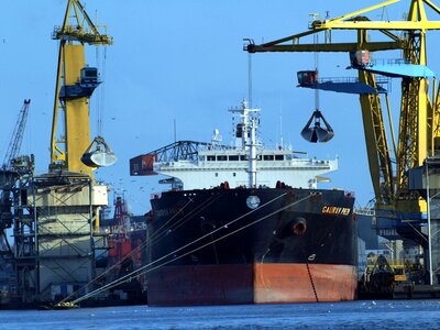 Harbour cranes frachtschiff freighter