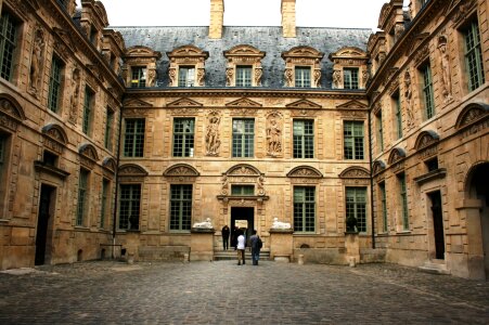 To sully hotel patio paris