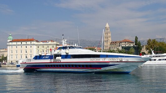 Powerboat ship split photo