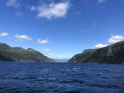 Horizon lakeside waves