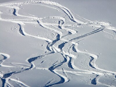 Trace curves powder snow