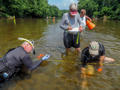 Students surveying freshwater mussels-1