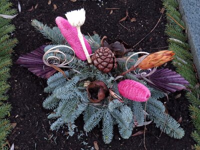 Grabschmuck flowers grave photo