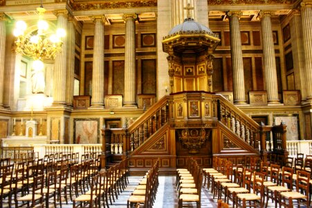 Madeleine columns paris