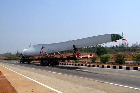 Wind turbine blade transport automobile
