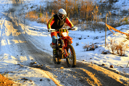 racer on mountain bike participates in race