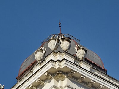 Sculpture vase roof photo