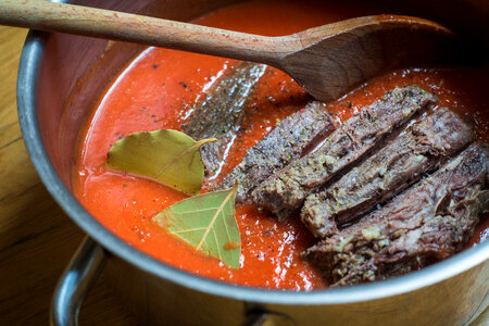 Tender beef with tomato sauce