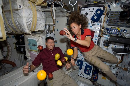 Space weightless spacecraft