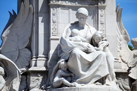 Mother sculpture statue